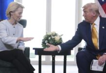 No, per noi europei non è andata bene. Alla fine dell’incontro in Scozia fra Donald Trump e Ursula von der Leyen (con rispettive delegazioni) l’accordo sui dazi è stato trovato. Ma, per evitare la rottura – con relative tariffe del 30% dal primo agosto – l’Unione europea ha dovuto concedere molto. Un dazio generale del 15% sulle merci esportate negli Stati Uniti (contro una media tariffaria del 4,8% prima della rielezione di Trump). Più l’impegno ad acquistare 750 miliardi di dollari in prodotti energetici americani nei prossimi tre anni,a investire 600 miliardi di dollari negli Stati Uniti in aggiunta agli investimenti attuali e ad acquistare «grandi quantità» di armamenti Usa (alla faccia del rafforzamento di una difesa comune europea meno dipendente da Washington). Le tariffe su acciaio e alluminio, inoltre, rimangono al 50%, anche se un sistema di quote dovrebbe ridurne l’impatto. L’unico comparto che forse può sentirsi sollevato è quello dell’auto. Trump vorrebbe che tutte le vetture vendute negli Usa fossero prodotte in fabbriche americane. Per questo, ad aprile, aveva imposto una tariffa del 27,5% sui veicoli importati. Ora il dazio si allinea al 15%. Ma, come scrive Giuseppe Sarcina, «vedremo se le case europee riusciranno a recuperare competitività. O se, invece, le difficoltà incontrate sul mercato Usa (e altrove) sono anche di altra natura».