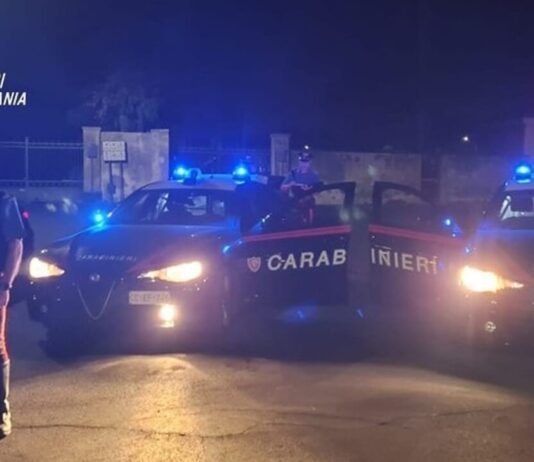 Terra dei fuochi e periferie sotto assedio: i Carabinieri stringono la rete. Sequestri, arresti e denunce in tutta la provincia di Caserta. Dalla Forestale contro i rifiuti illegali all’Arma territoriale contro usura e violenza. Controlli a tappeto e inseguimenti nella notte: lo Stato c’è